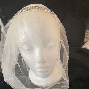 Ladies short bridal veil